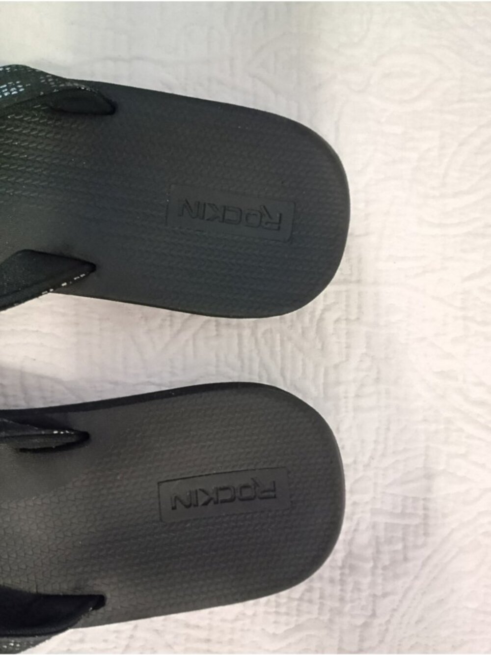 NWT Rockin Black Flip Flops Size 11 With Textured Straps & Comfortable Sole - Picture 3 of 5